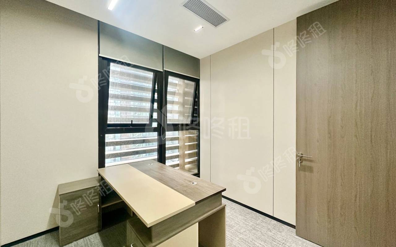 卓越城一期_86平_精装_办公室隔间