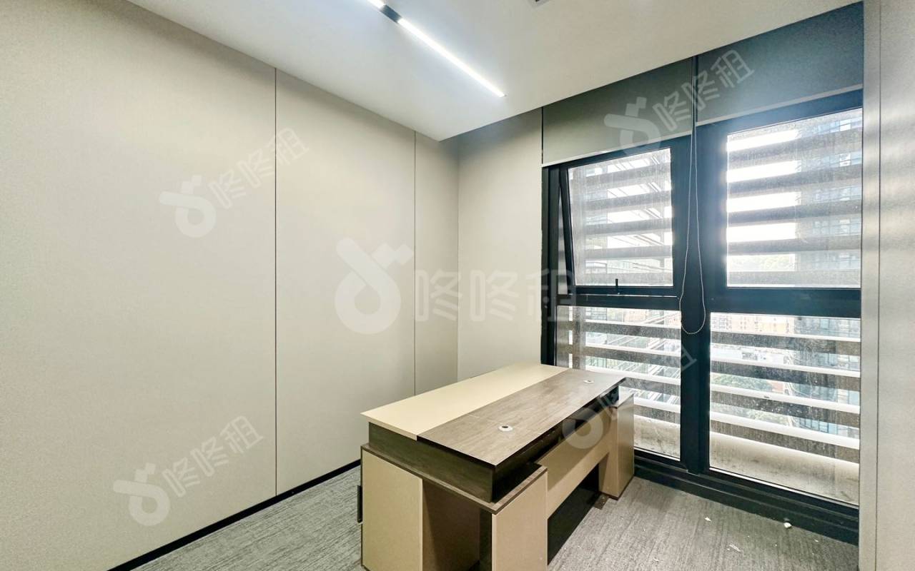 卓越城一期_86平_精装_办公室隔间