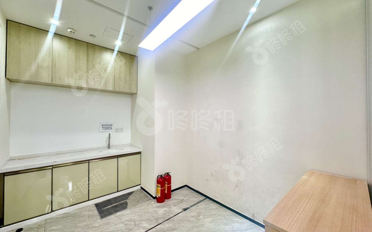 长富金茂大厦CFC_360平_精装_办公室隔间