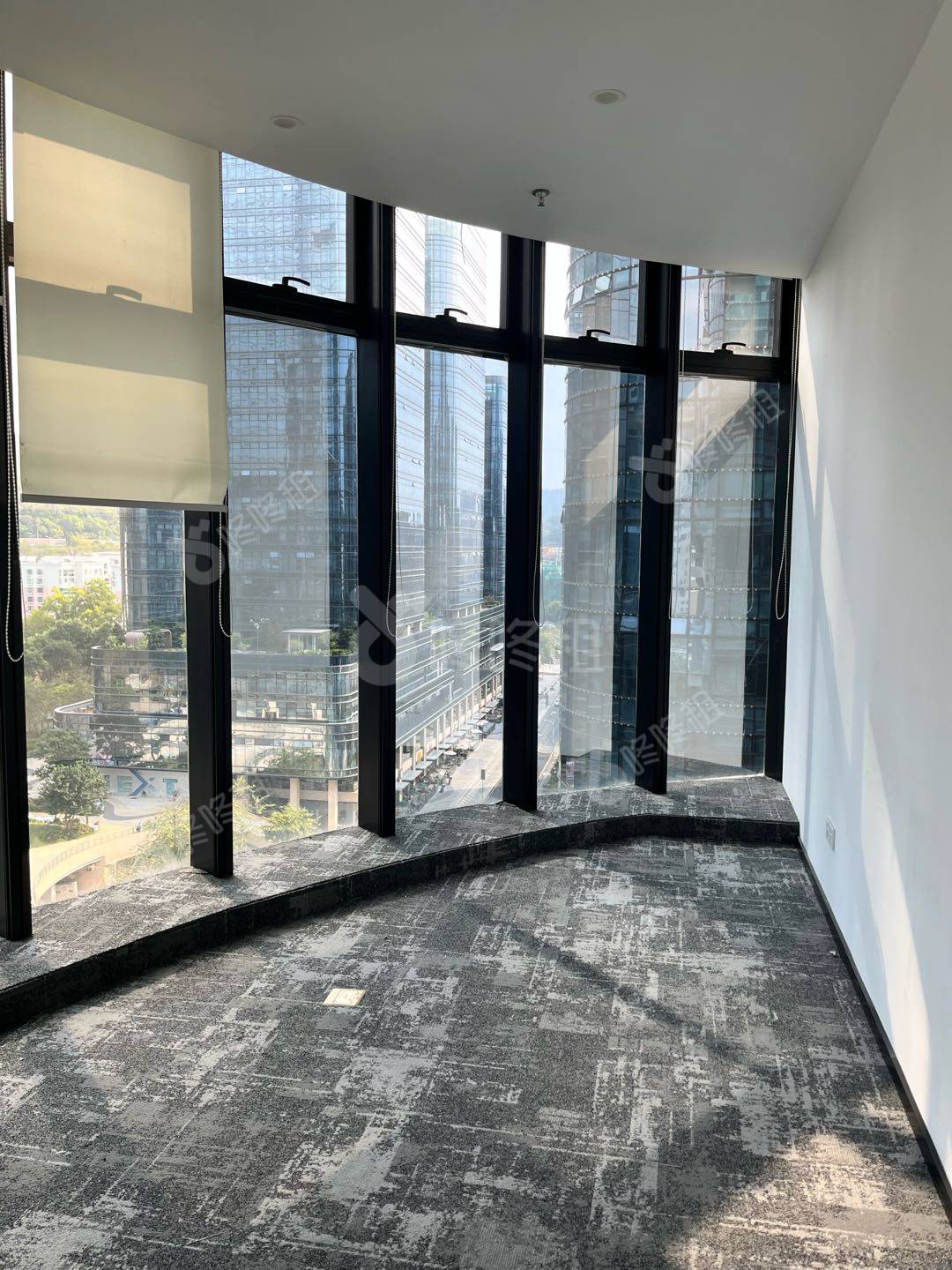 卓越城一期_292.02平_精装_办公室隔间