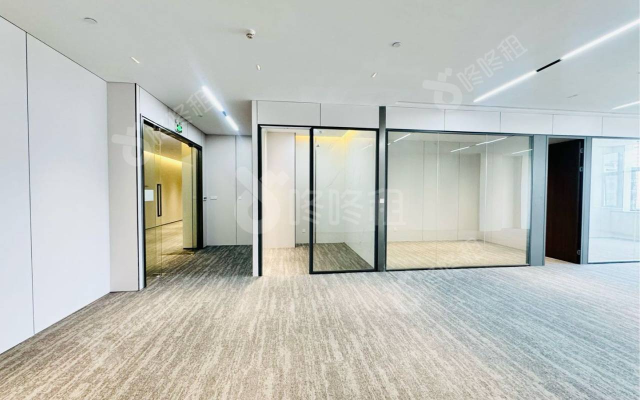 国人通信大厦_359平_精装_办公室开间