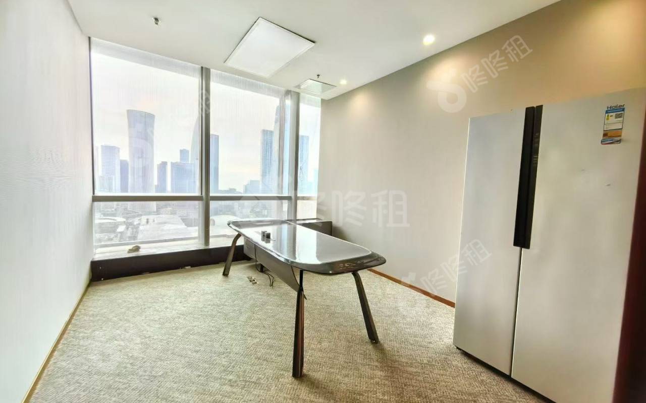 中洲控股中心_668平_精装_办公室隔间