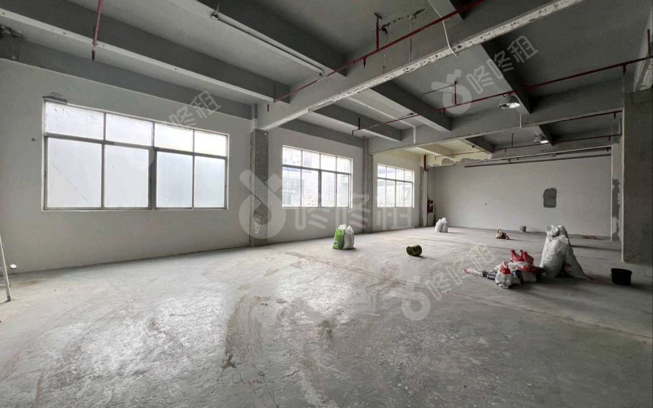 胜立工业园_852平_精装_办公室开间