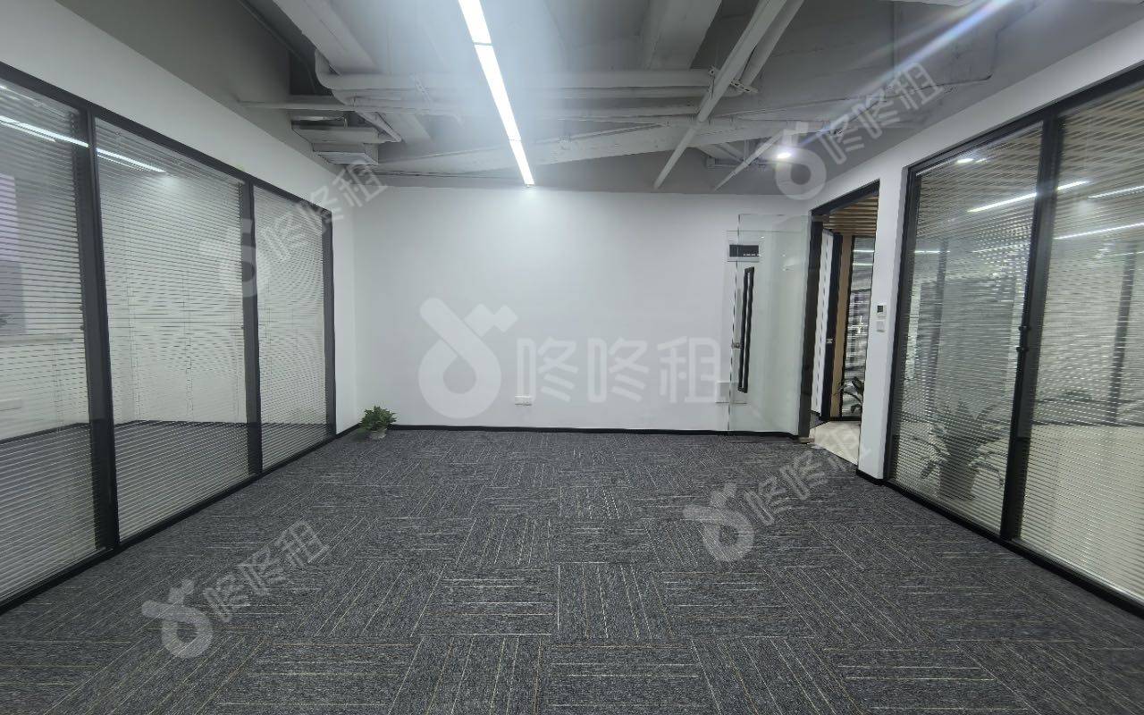 中银大厦_73平_精装_办公室开间