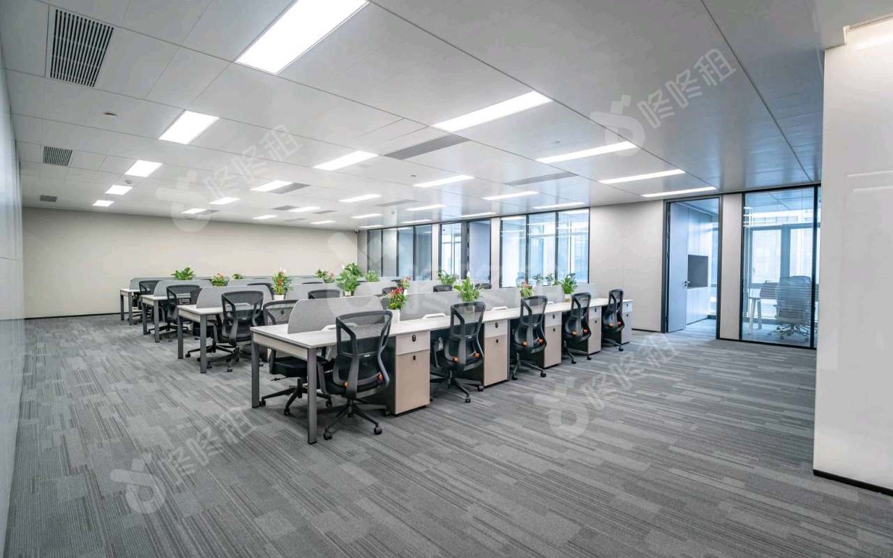 汉银广场_652平_精装_办公室开间