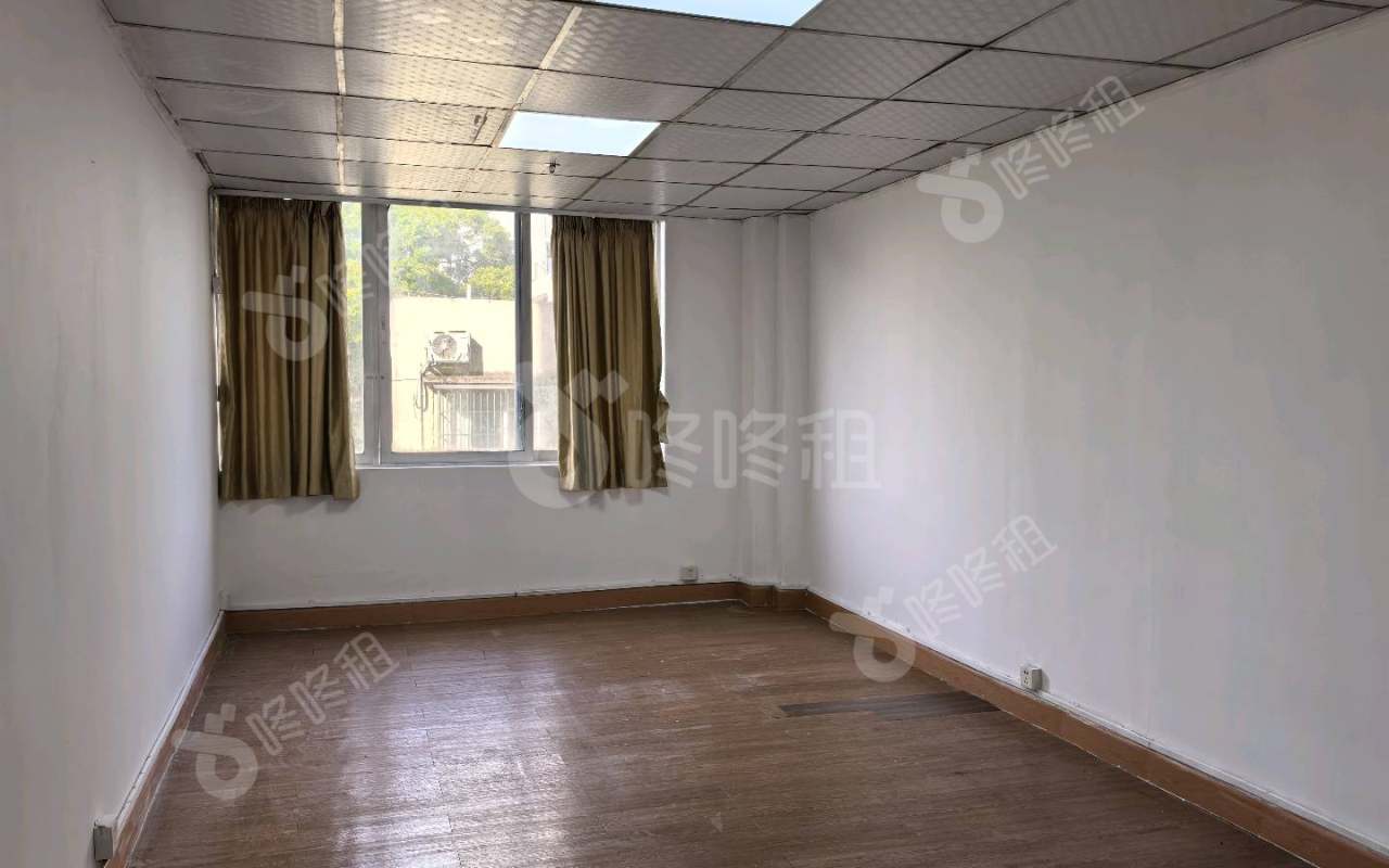 珠鹰大厦_72平_精装_办公室开间