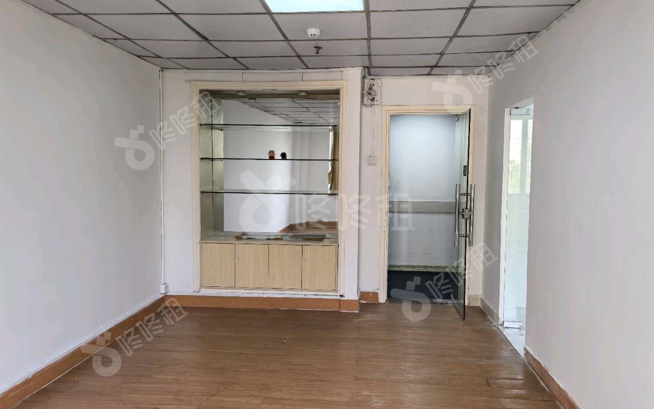 珠鹰大厦_72平_精装_办公室开间