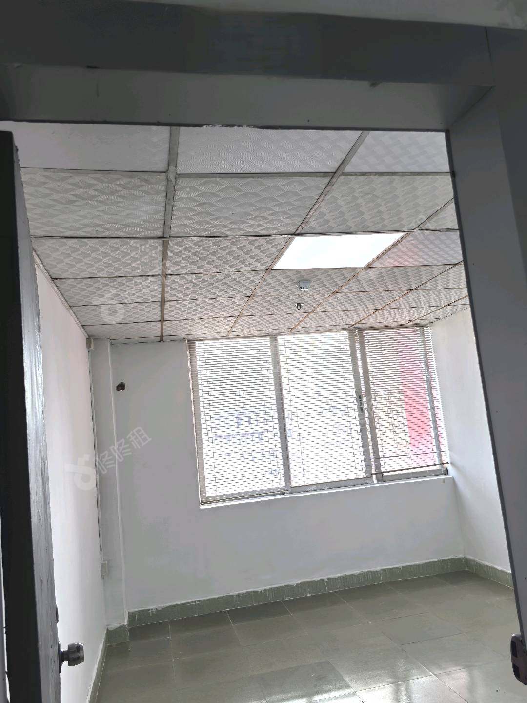 珠鹰大厦_28平_精装_办公室开间