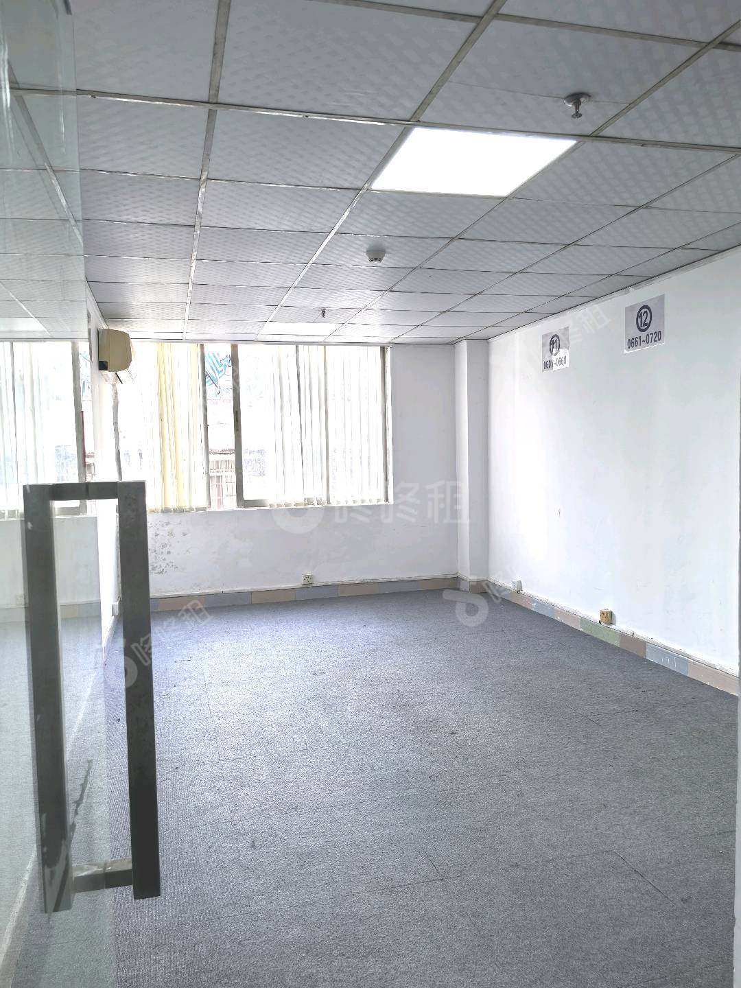 珠鹰大厦_36平_精装_办公室开间