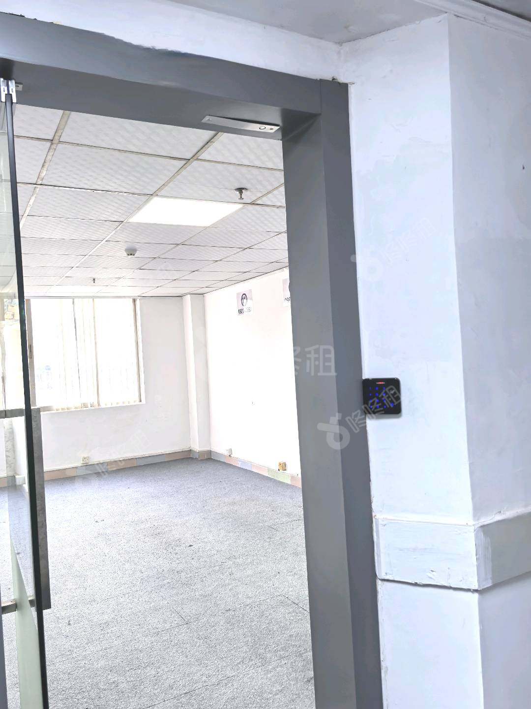 珠鹰大厦_36平_精装_办公室开间