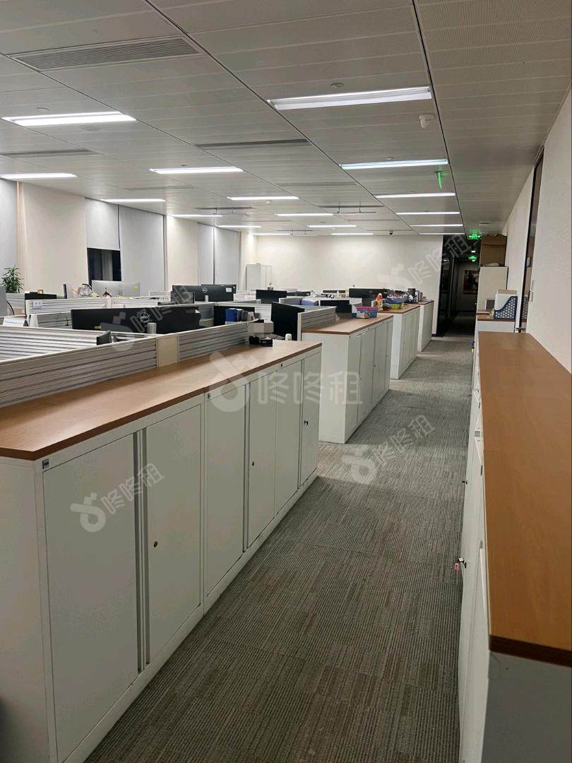 广州银行大厦_2400平_精装_办公室开间