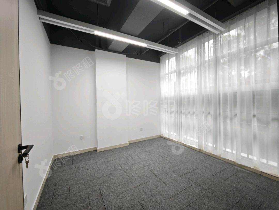 兰光科技大厦_150平_精装_办公室隔间