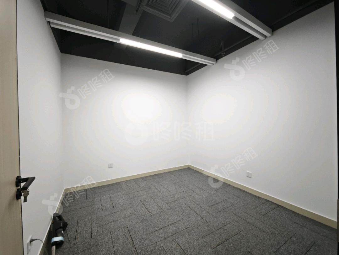 兰光科技大厦_150平_精装_办公室隔间