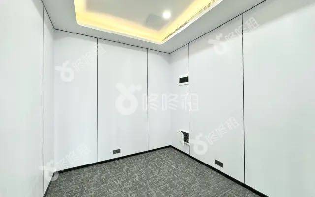 玺玥大厦_384平_精装_办公室隔间