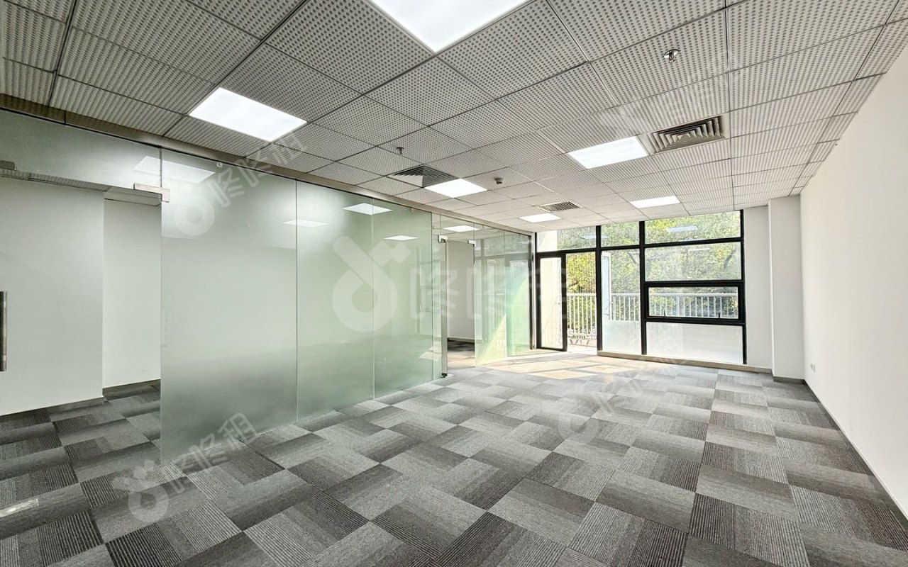 兰光科技大厦_112平_精装_办公室开间
