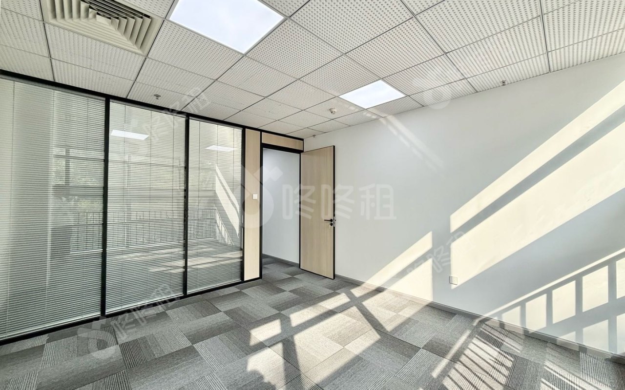 兰光科技大厦_74平_精装_办公室隔间