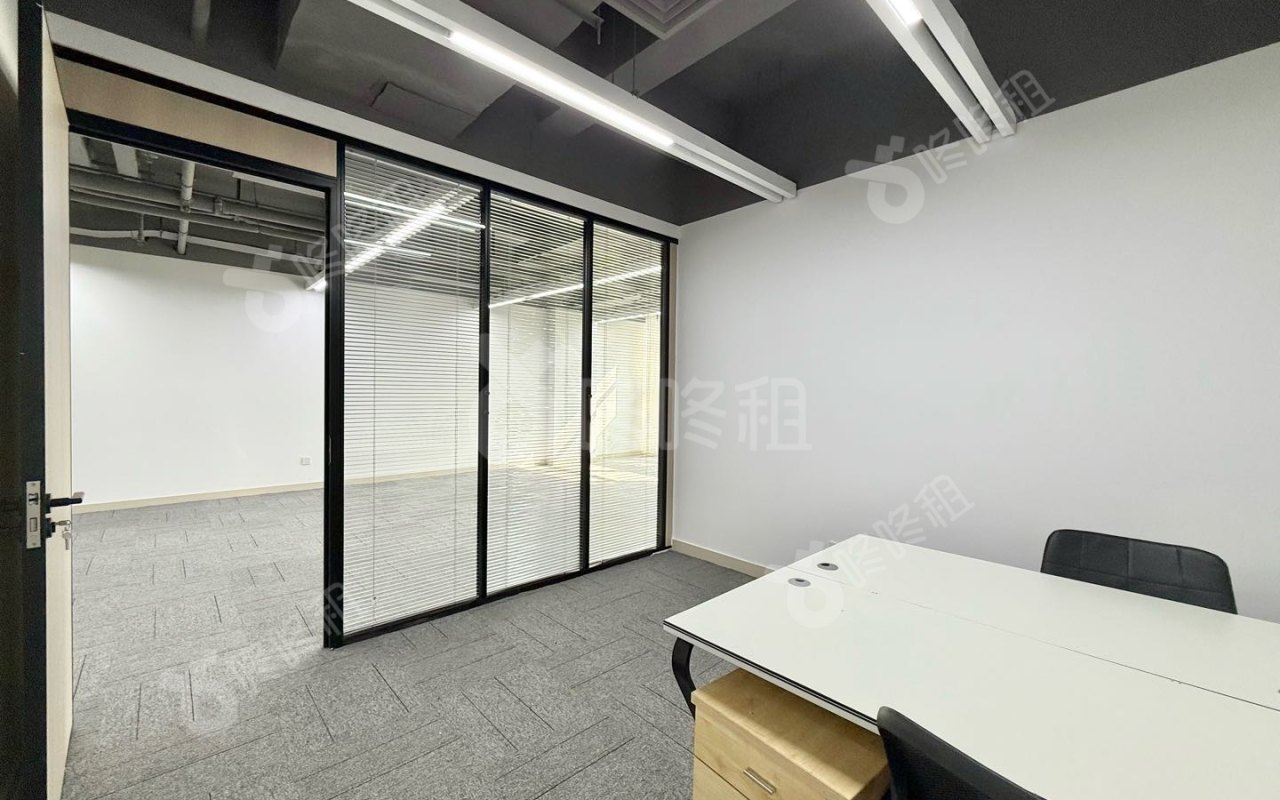兰光科技大厦_148平_精装_办公室隔间