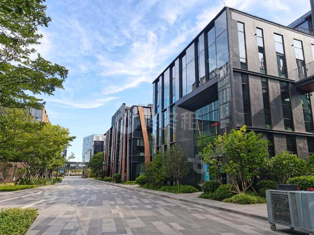 会展湾南岸广场_2456平_精装_办公室开间