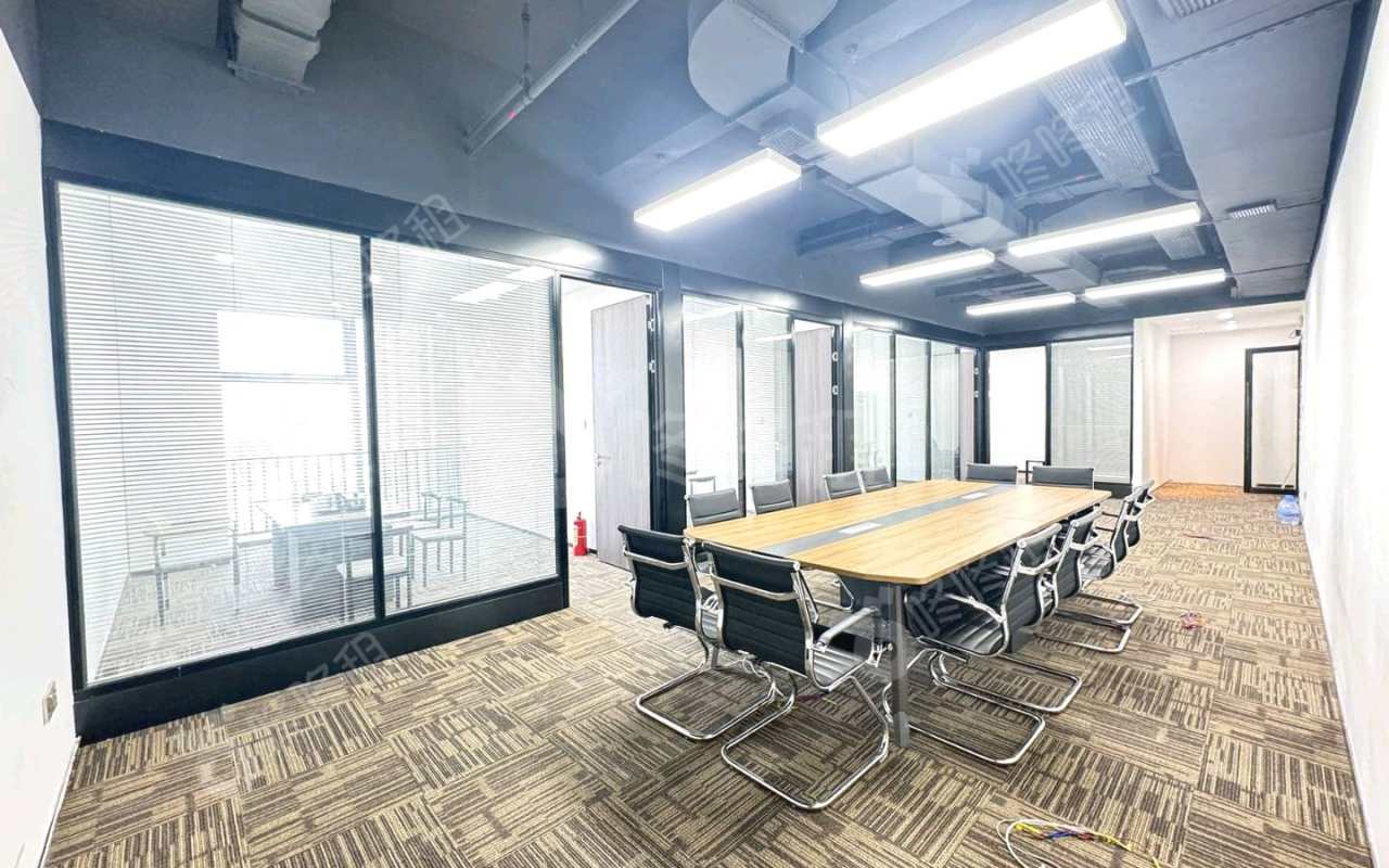 酷派大厦_245平_精装_办公室开间