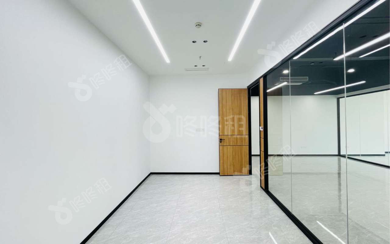 大运湾东中心_136平_精装_办公室隔间