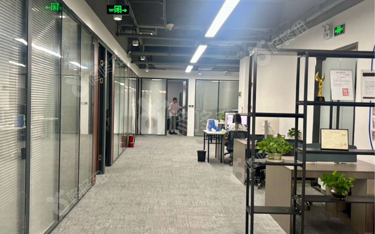 海信南方大厦_748平_精装_办公室开间