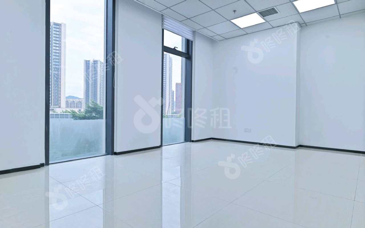 塘尾股份商务大厦_385平_精装_办公室隔间