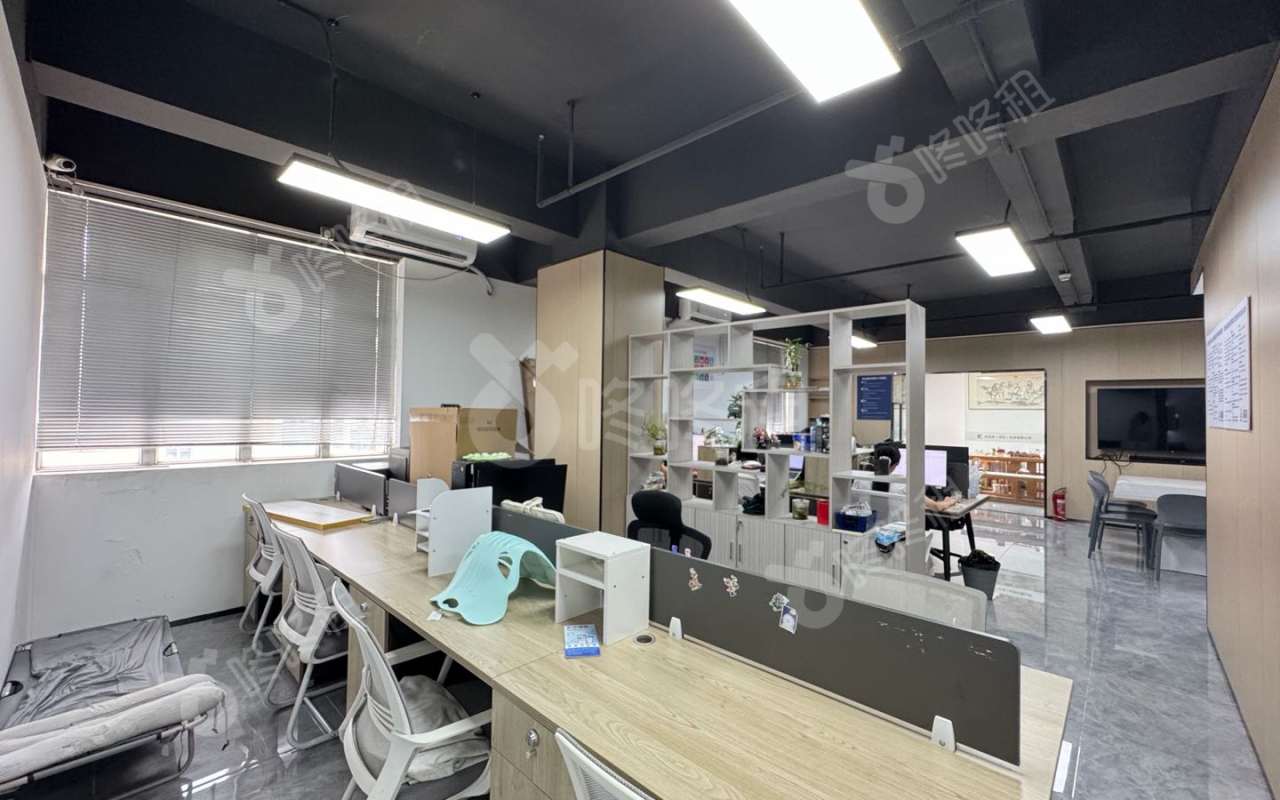 南油第四工业区_248平_精装_办公室开间