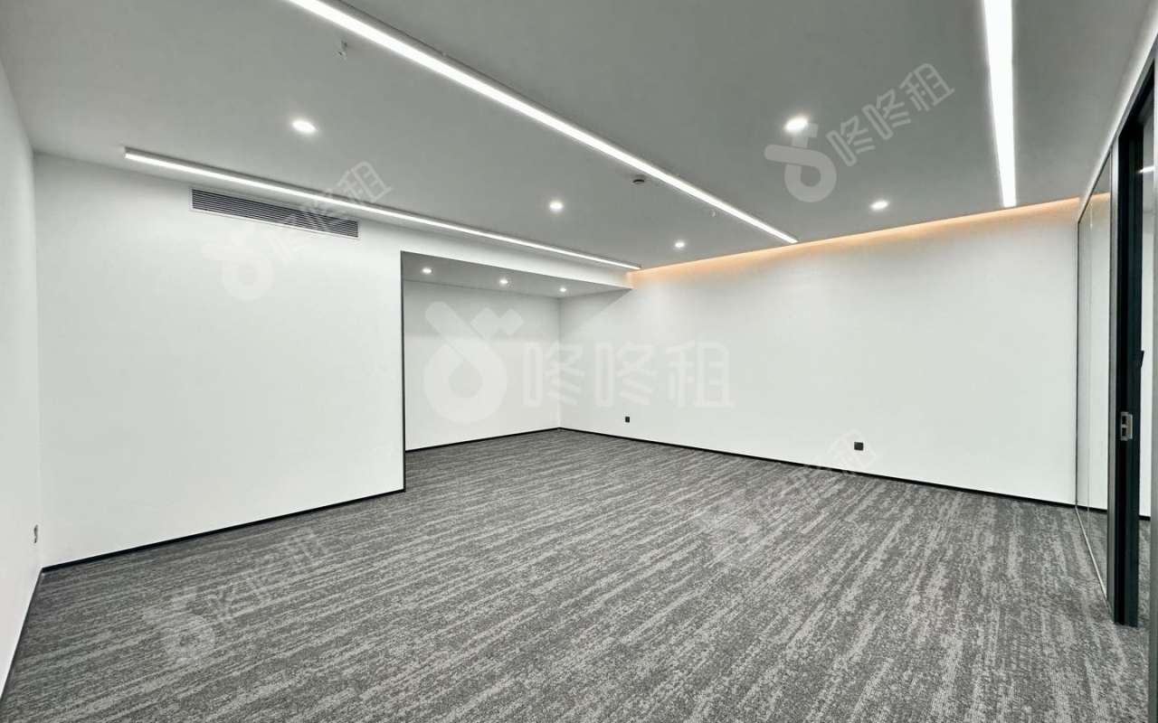 英龙商务中心_145平_精装_办公室隔间