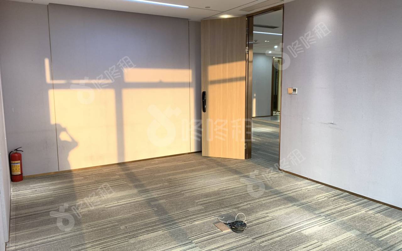 福田卓越时代广场_936平_豪装_办公室隔间
