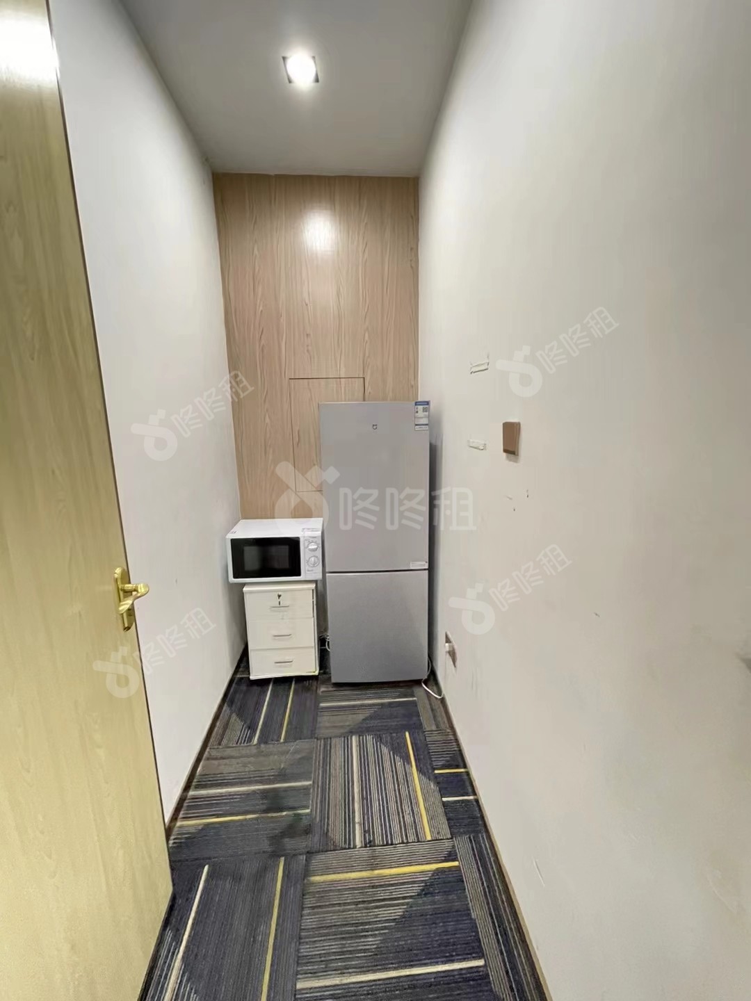 国信投资大厦（风华科技大厦）_375平_豪装_办公室隔间