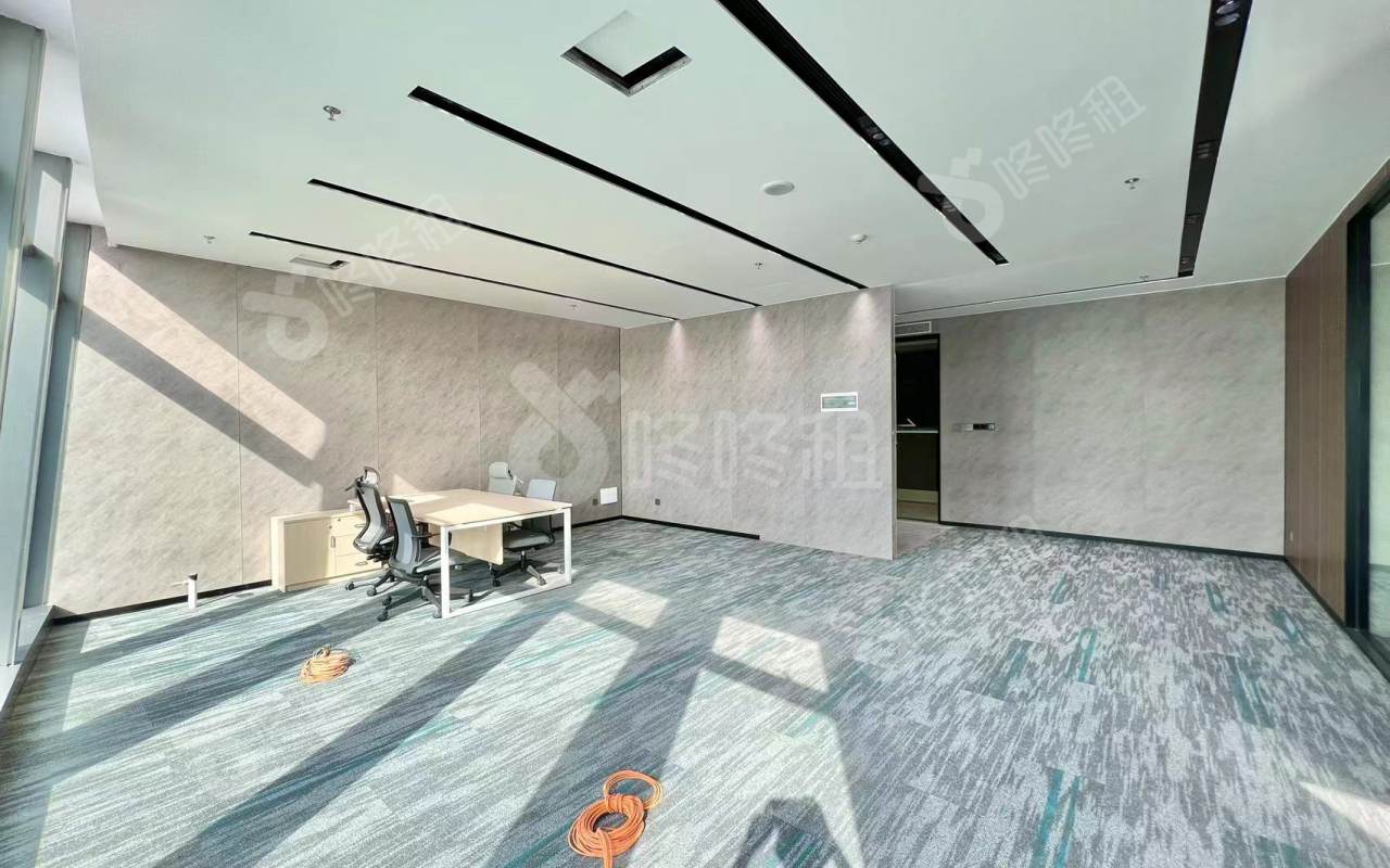 卓越前海壹号_375平_精装_办公室开间
